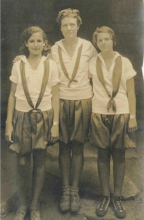 Ellen Hume Jervey (center), 1928