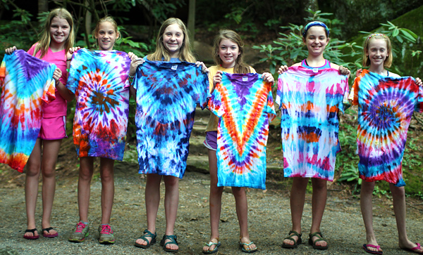 Kids make tie-dye t-shirts at summer camp